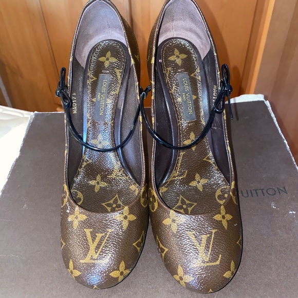 Louis Vuitton Pumps fetish strap - Picture 1 of 6